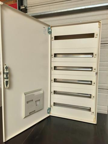 Stalen verdeelkast Schneider 108 modules beschikbaar voor biedingen