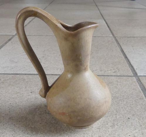 Vintage vaasje beige zand effen mat oorvaasje kannetje, Huis en Inrichting, Woonaccessoires | Vazen, Gebruikt, Overige kleuren