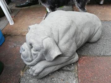 Bulldog tuinbeeld slapende waakhond beschikbaar voor biedingen