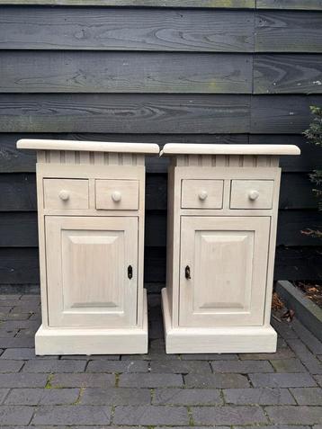 2 Vintage Nachtkastjes met Lades en Deurtje beschikbaar voor biedingen