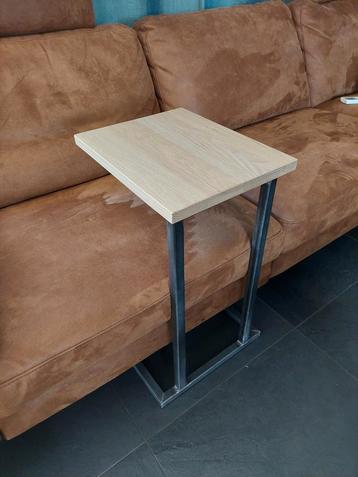 Bijzettafel voor boven bank beschikbaar voor biedingen