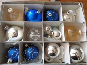 doos met diversen glazen kerstballen  beschikbaar voor biedingen