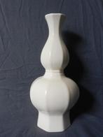 Achtzijde witte aardewerk vaas door Boch België h. 25,5 cm., Antiek en Kunst, Antiek | Keramiek en Aardewerk, Ophalen of Verzenden