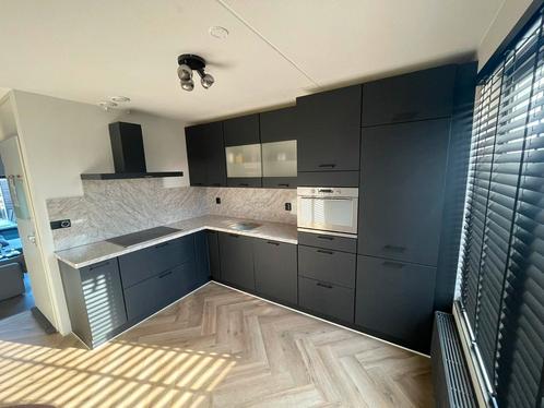 Mat zwarte gewrapte keuken, Huis en Inrichting, Keuken | Complete keukens, Gebruikt, Hoekkeuken, Zwart, Composiet, Ophalen
