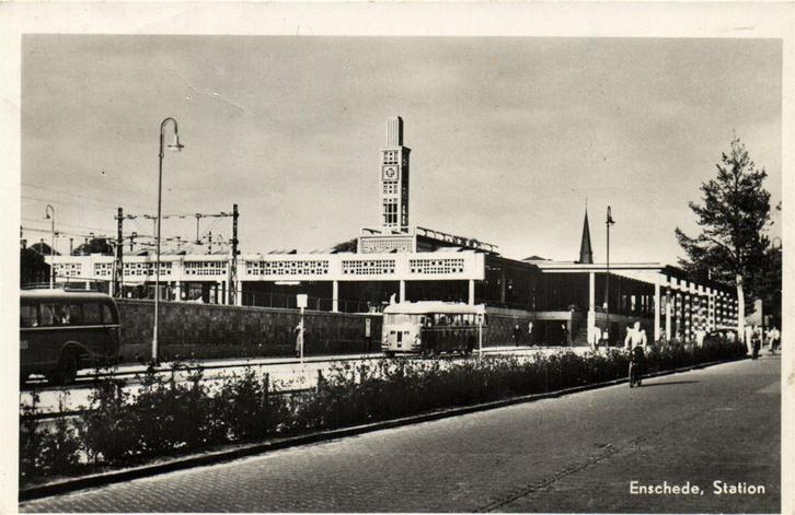 Enschede, Station - bus fiets - 1952 gelopen, Verzamelen, Ansichtkaarten | Nederland, Gelopen, Noord-Brabant, 1920 tot 1940, Ophalen of Verzenden
