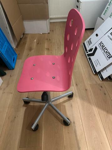Roze bureaustoel beschikbaar voor biedingen