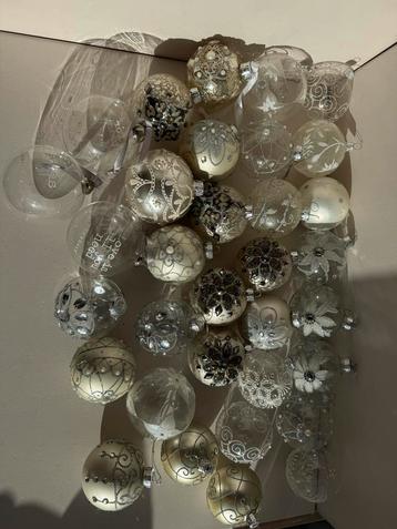 Zilver, witte, doorzichtige ballen beschikbaar voor biedingen