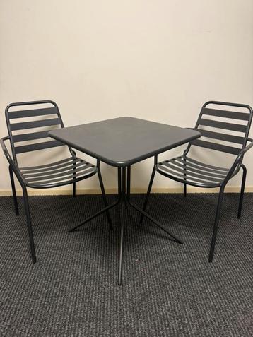 Tuintafel met twee stoelen beschikbaar voor biedingen