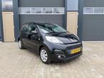 Peugeot 107 1.0 12V 5DR 2013 Zwart (3e eigenaar), Auto's, Voorwielaandrijving, Stof, 4 stoelen, Origineel Nederlands