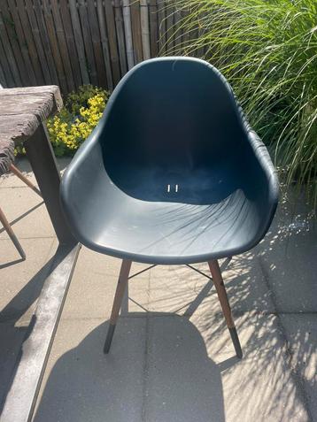 4 zwarte terras stoelen  met houten poot beschikbaar voor biedingen