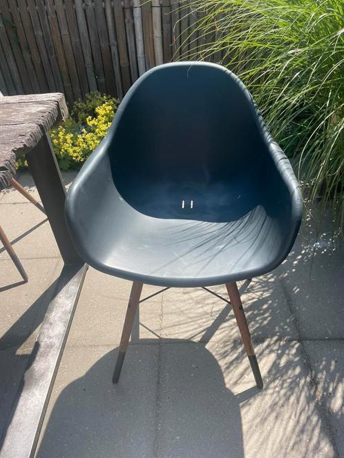 4 zwarte terras stoelen  met houten poot, Tuin en Terras, Tuinstoelen, Zo goed als nieuw, Kunststof, Ophalen
