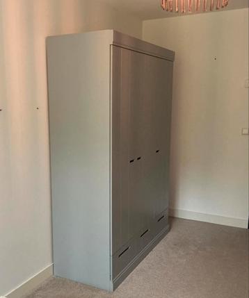 WOOOD 3-deurs kast 195x140x53 cm sleufgrepen grenen, grijs beschikbaar voor biedingen
