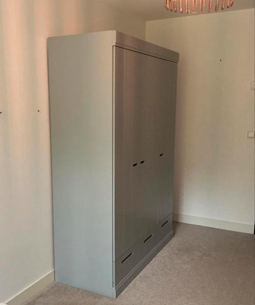 WOOOD 3-deurs kast 195x140x53 cm sleufgrepen grenen, grijs, Huis en Inrichting, Kasten | Kledingkasten, Gebruikt, 150 tot 200 cm