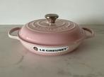 Le creuset 26 cm campagnard, shell pink, nieuw, Gietijzer, Nieuw, Ophalen of Verzenden, Keramische plaat