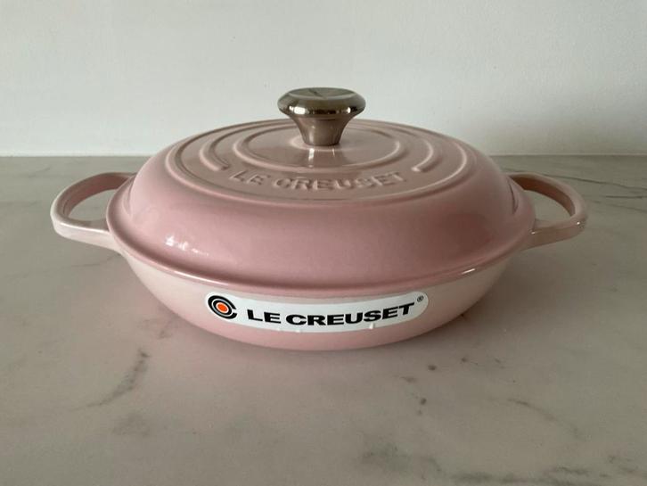 Le creuset 26 cm campagnard, shell pink, nieuw, Huis en Inrichting, Keuken | Potten en Pannen, Nieuw, Koekenpan of Braadpan, Gietijzer