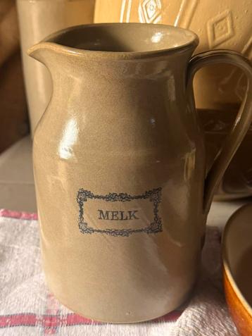 Melkkan van engels aardewerk Moira beschikbaar voor biedingen