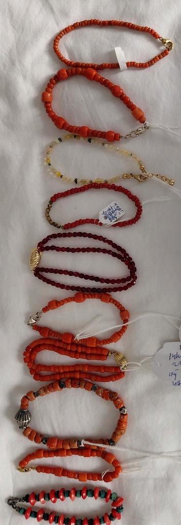 unieke armbanden,o.a.bloedkoraal,echte antieke kralen beschikbaar voor biedingen