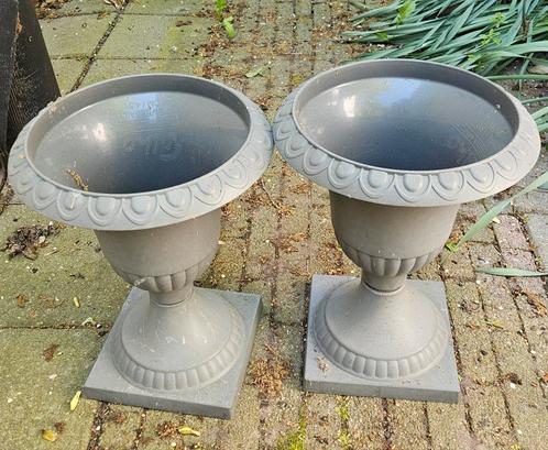 2 grijze kunststof tuinvazen op voet, Tuin en Terras, Tuinvazen, Gebruikt, Ophalen