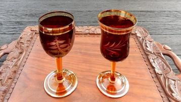 2 glazen bi-color met geslepen decoratie en gouden rand beschikbaar voor biedingen
