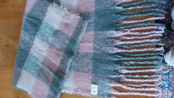 Roze/grijze sjaal met franjes beschikbaar voor biedingen