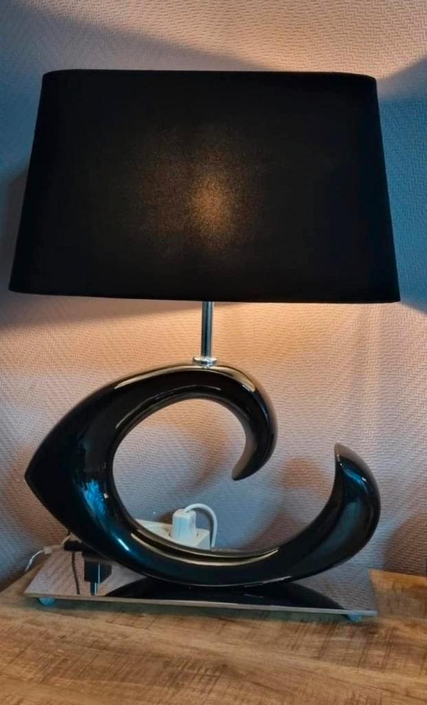Elegante zwarte lamp met uniek design, Huis en Inrichting, Lampen | Vloerlampen, Zo goed als nieuw, Minder dan 100 cm, Kunststof