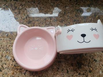 Roze voer en water bakje in kattenvorm beschikbaar voor biedingen
