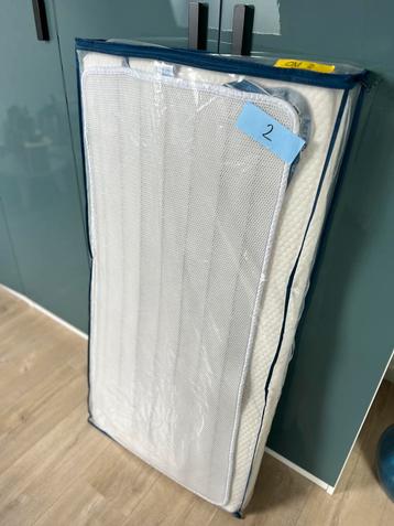 Aerosleep matras met beschermer en hoeslakens beschikbaar voor biedingen