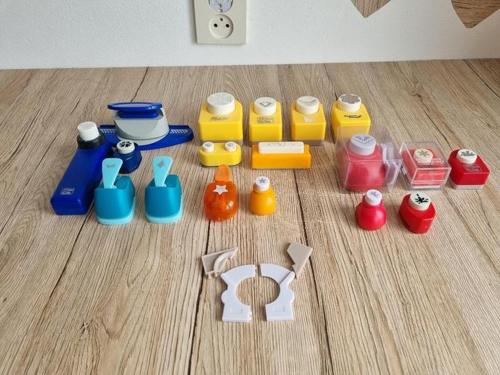 Verzameling van 18 Diverse Ponsen voor zelf kaarten te maken, Hobby en Vrije tijd, Kaarten | Zelf maken, Gebruikt, Pons of Mal