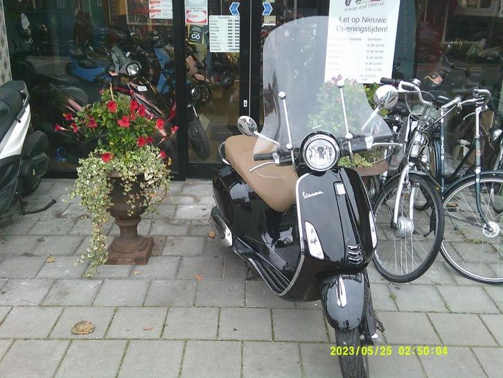 Vespa primavera 4t kleur blauw Brom 45 km nette Vespa, Fietsen en Brommers, Scooters | Piaggio, Gebruikt, Overige modellen, Maximaal 45 km/u