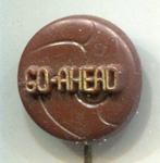 Go-Ahead bruin plastic voetbal club speldje ( Y_105 ), Verzamelen, Speldjes, Pins en Buttons, Verzenden, Zo goed als nieuw, Sport