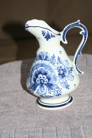 Antieke mooie Kruik , DELFT afbeelding van bloemen  beschikbaar voor biedingen