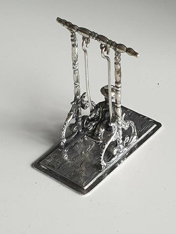 Zilveren miniatuur beeldje schommelende vrouw verzamelen  beschikbaar voor biedingen