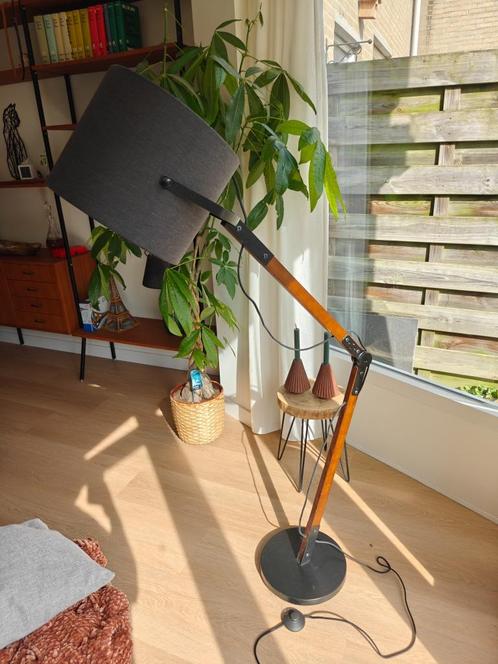 Vloerlamp hout met zwarte kap, Huis en Inrichting, Lampen | Vloerlampen, Zo goed als nieuw, 150 tot 200 cm, Hout, Overige materialen