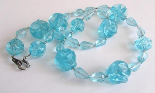 Vintage hemelsblauwe  4D uitgesneden Lucite Kralen ketting, Sieraden, Tassen en Uiterlijk, Kettingen, Zo goed als nieuw, Blauw