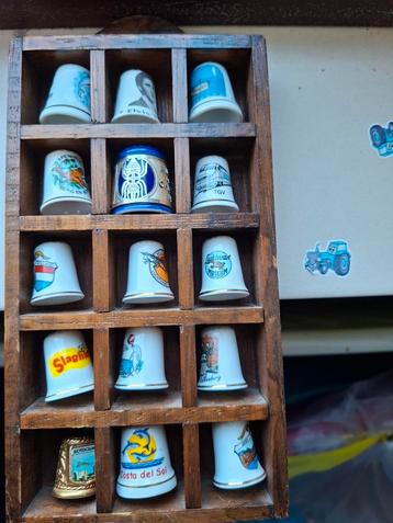 Verzameling Vingerhoedjes in Houten Display beschikbaar voor biedingen