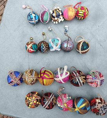 21 Handgemaakte wax (Vlisco?) stof kerstballen 10 en 8 cm beschikbaar voor biedingen