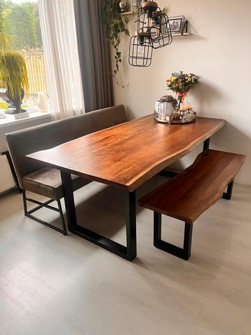 Unieke boomstam eettafel met bank en zitbank beschikbaar voor biedingen