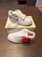 Supreme Nike SB Dunk Low White/Metallic Silver-White EU39, Ophalen of Verzenden, Nieuw, Wit