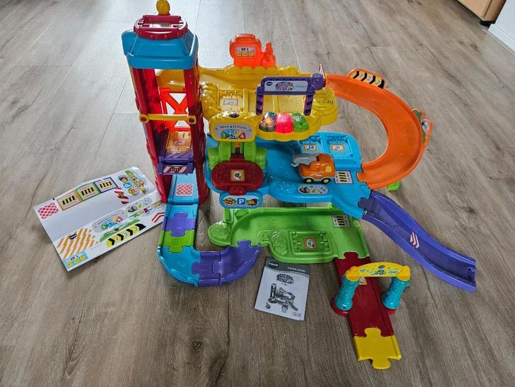 Vtech toet toet autogarage, extra wegdelen en 4 auto's, Kinderen en Baby's, Speelgoed | Vtech, Zo goed als nieuw, 2 tot 4 jaar