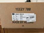 YEEZY 700 V3 - Maat 37 1/3 - Nieuw in doos, Zwart, Nieuw, Ophalen of Verzenden, Sneakers of Gympen