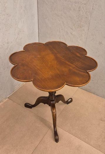 Antiek klaptafeltje met bloemvormig blad, elegant en uniek beschikbaar voor biedingen