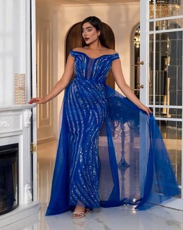 mooie jurken in verschillende maten/ kleuren  beschikbaar voor biedingen