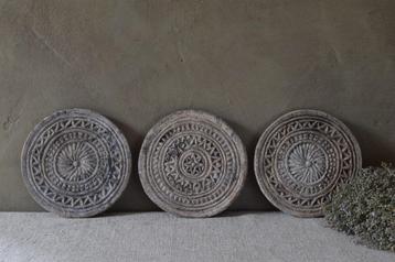 Gegraveerde Indiase chapati steen beschikbaar voor biedingen