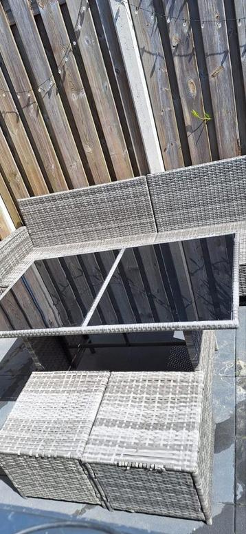 Tuinset tuinbanken tuintafel en 2 poefjes beschikbaar voor biedingen
