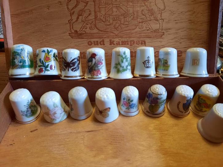 Verzameling van 15 vintage porseleinen vingerhoeden, Verzamelen, Vingerhoedjes, Gebruikt, Nederland, Porselein, Ophalen of Verzenden