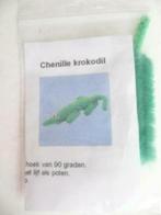 D.H.Z. pakketje chenille krokodil / poppenhuisminiatuur, Nieuw, Ophalen of Verzenden, Gebruiksvoorwerp