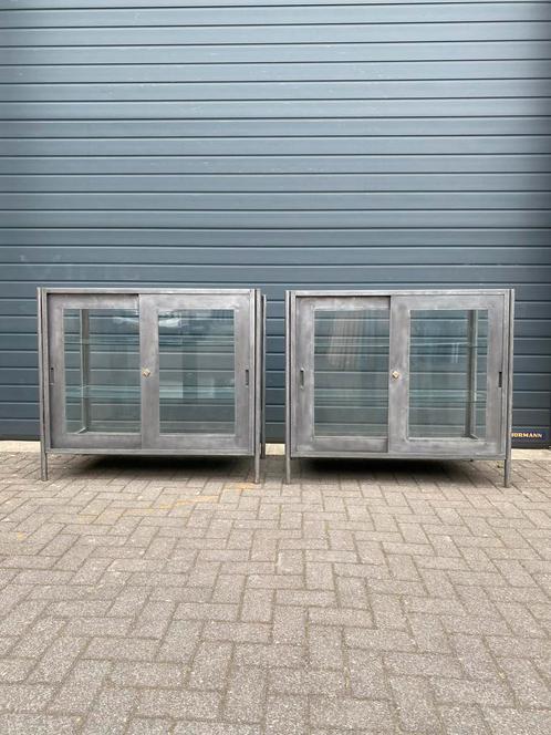Vintage metalen vitrinekast/toonbank met schuifdeuren, Huis en Inrichting, Woonaccessoires | Overige, Ophalen of Verzenden