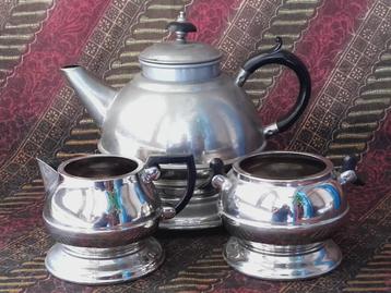 Oud compleet driedelig silverplate theeservies uit Engeland.
