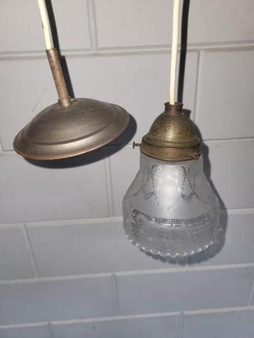 Antiek Lampje met Glas beschikbaar voor biedingen