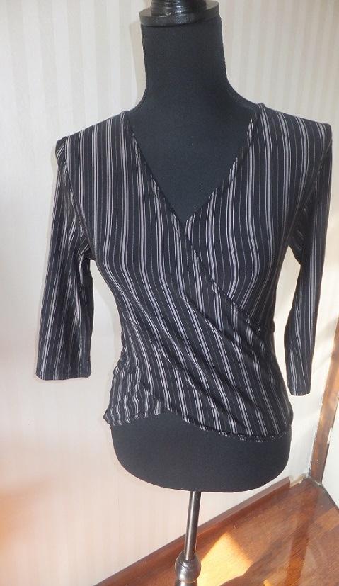 Leuke overslagtop in zwart met streepjes, mooie pasvorm., Kleding | Dames, Tops, Gedragen, Maat 34 (XS) of kleiner, Zwart, Lange mouw